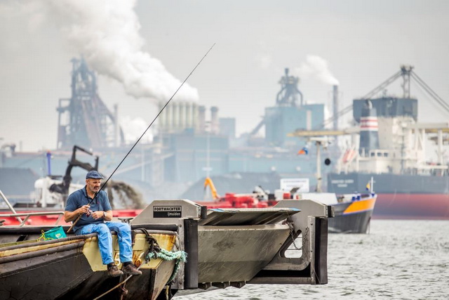 Het decor voor deze uitzending, met de Hoogovens van Tata Steel op de achtergrond