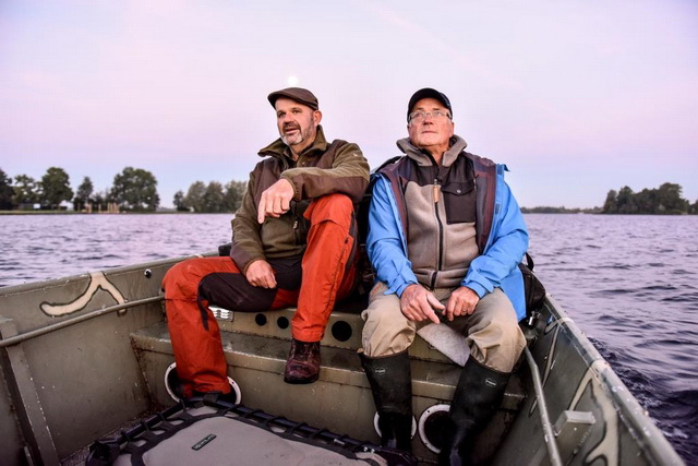 Met de boot worden Ed en Marco in alle vroegte afgezet op een eilandje