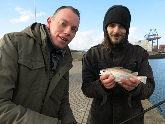 Reporter Robert de Wilt en soortenjager Sjors Waterschoot gaan op de Maasvlakte achter de steenbolk aan