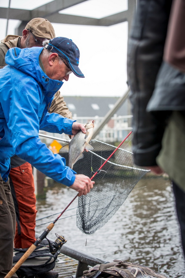 In Alkmaar gaan de heren 'silverdropshotten' - een roofvistechniek, maar dan bedoeld voor witvis.