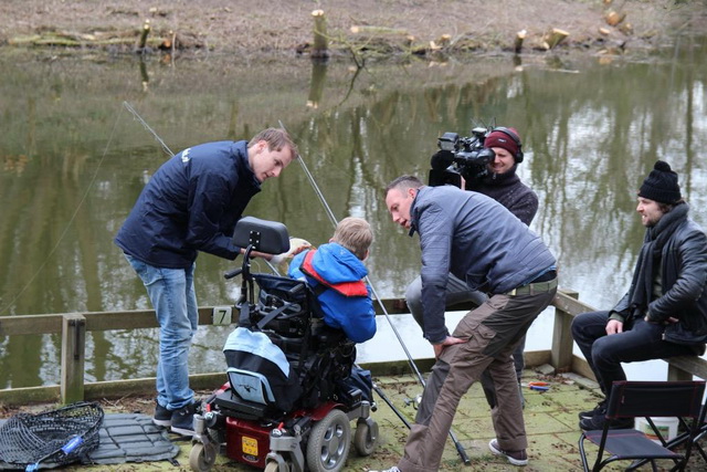 In Vis TV Next loopt Robert de Wilt een dagje mee met Robin Smit, vrijwilliger bij het Peuterfonds.