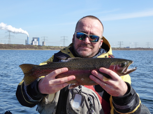 Rob Appleby met een mooie donker gekleurde regenboogforel.