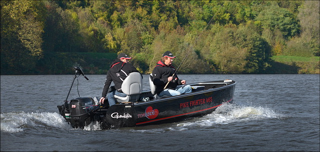 Hoe vet is dat: Op een dikke boot over de rivier knallen en vissen met bekende vissers van de PikeFighter Club?!