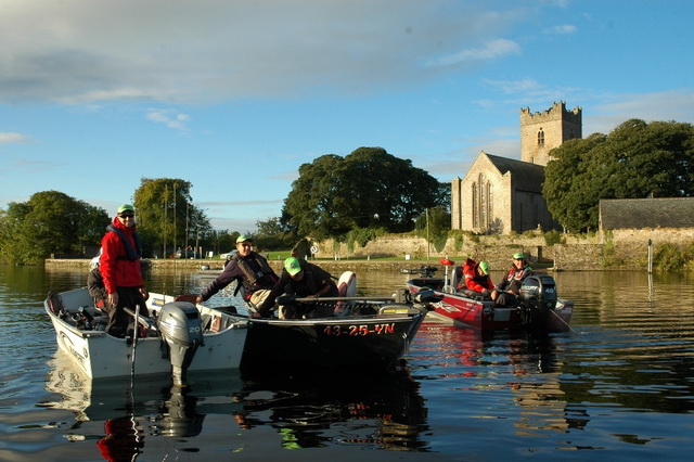 Boot controle op de rivier de Shannon in het mooie Killaloe.