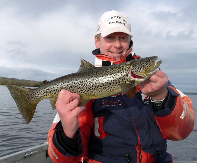 Herman met een mooie bruine wilde forel.