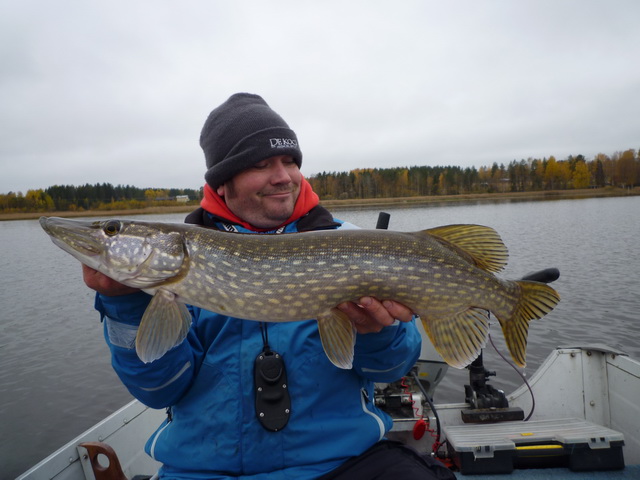 Stevige vissen op dat “secret lake”