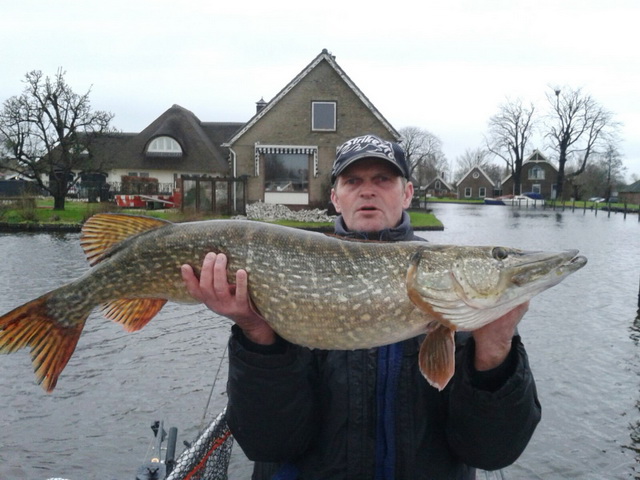 De grootste snoek tot nu toe gevangen tijdens deNieuwevispas, 106 cm voor Jaap Kisjes. Wie stoot Jaap van de eerste plaats in de Hall of Fame!