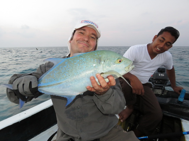 bluefin trevally op een oppervlakte kunstaasje