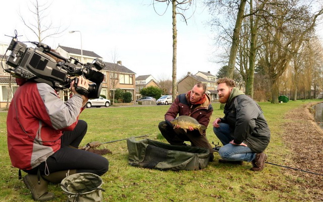 In Vis TV Next gaan Robert de Wilt en Bente Morsch methodfeederen op de stadskarpers van Castricum