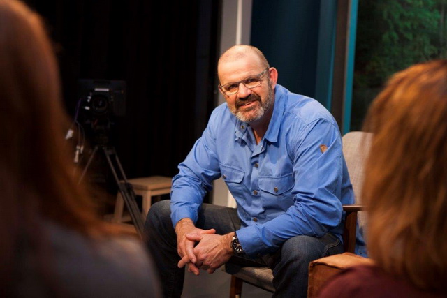 Studio Vis TV-presentator Marco Kraal leidt het verkiezingsdebat in Den Haag