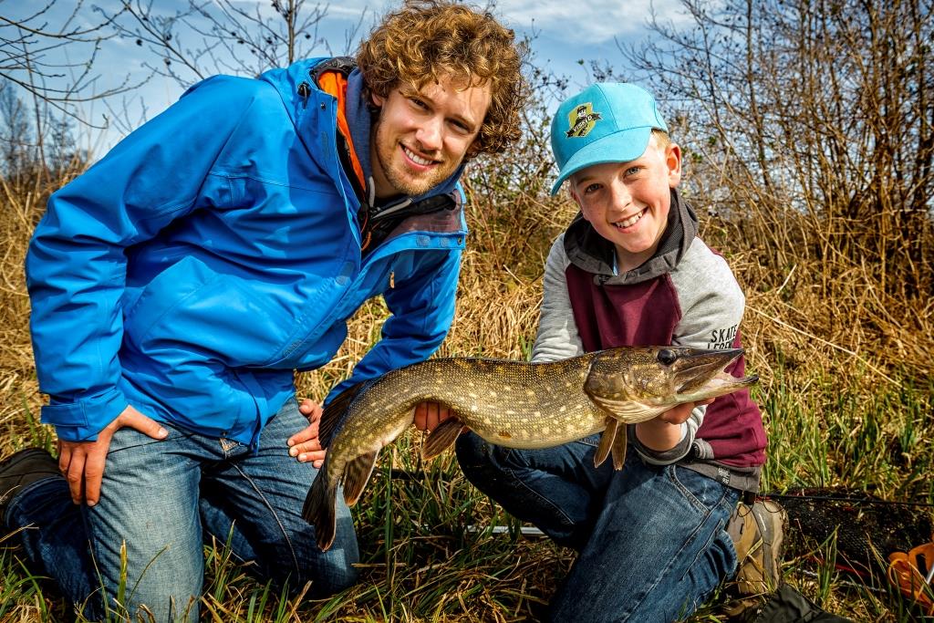 een-prachtige-snoek-mag-voor-even-voor-de-camera-poseren