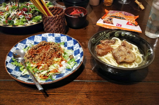 Ons-laatste-avondmaal-bij-onze-gastheer-okinawa-soba-noodlesoep-en-taco-rice-super.