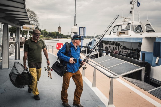 Het leuke aan het vissen in Dordrecht, de waterbus brengt je naar de volgende stek.