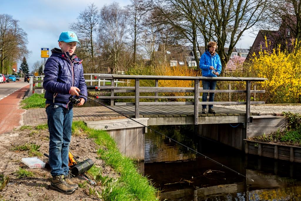 het-werpen-met-kunstaas-vergt-enige-oefening-maar-bart-pakt-het-goed-op