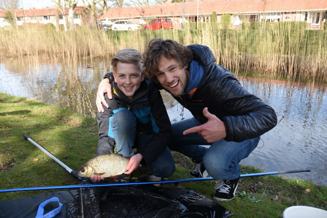 In de eerste uitzending gaan Bart en Boaz witvissen.