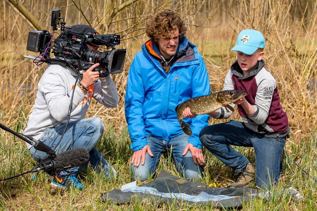 Tijdens het snoeken met kunstaas vangt Boaz een prachtige snoek.