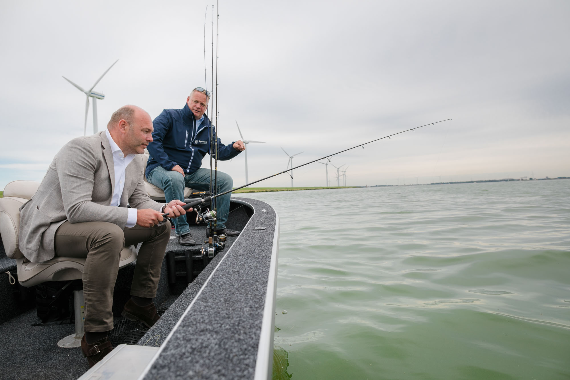 Wethouder van der Vlugt maakte gelijk gebruik van de gelegenheid om ook een hengeltje uit te werpen op het Volkerak.