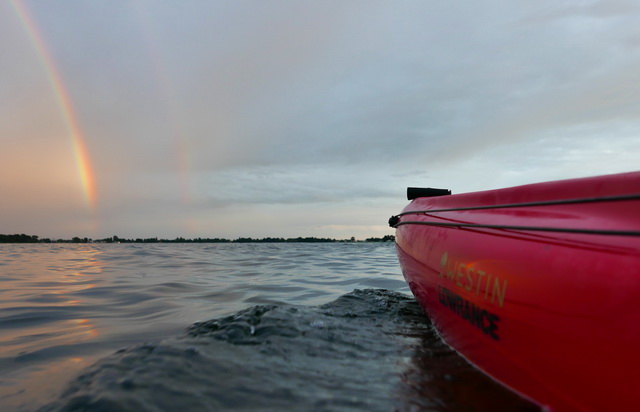 Juist na een felle bui, een prachtige regenboog op de Vinkeveense plassen