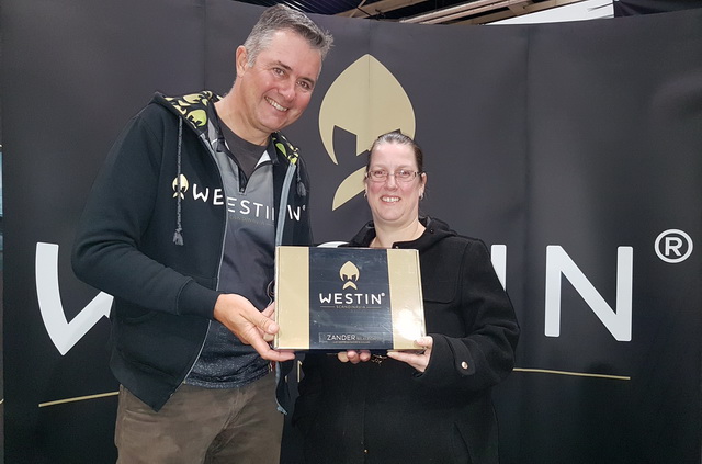 Ook kwam de eerste winnares haar prijs ophalen van de Roofvisweb-Westin Like en win actie