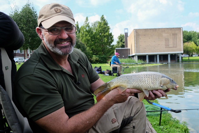 Aan de Hamburgervijver meldt zich al gauw de eerste karper op Marco's methodfeeder