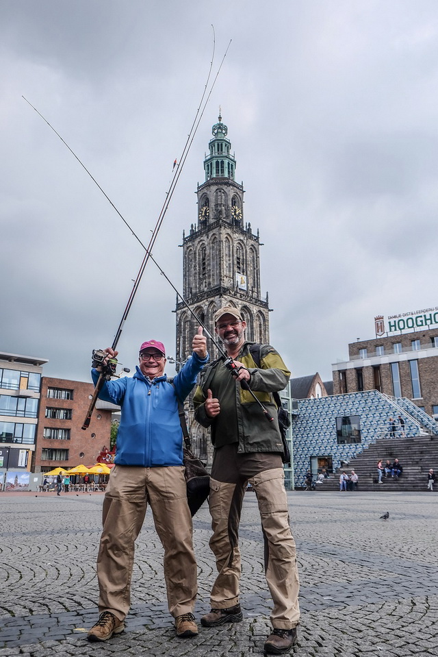 Bij de Martinitoren voelen Ed en Marco zich voor even toerist in eigen land