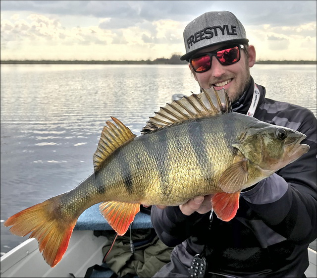 Bart pakt met de eerste worp een mooie 1.7kg op een creature bait.