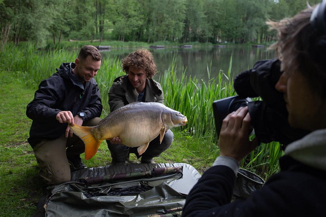 Kevin Diederen (L) van Korda-Guru gaat karpervissen Thom Beentjes (R)