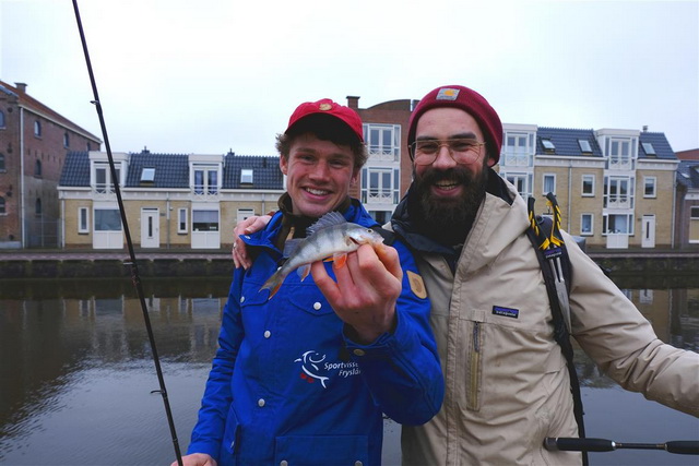 Presentatoren Tamme Smit (L) en Jan-Willem Wijers (R) gaan in de eerste aflevering roofvissen in Sneek.