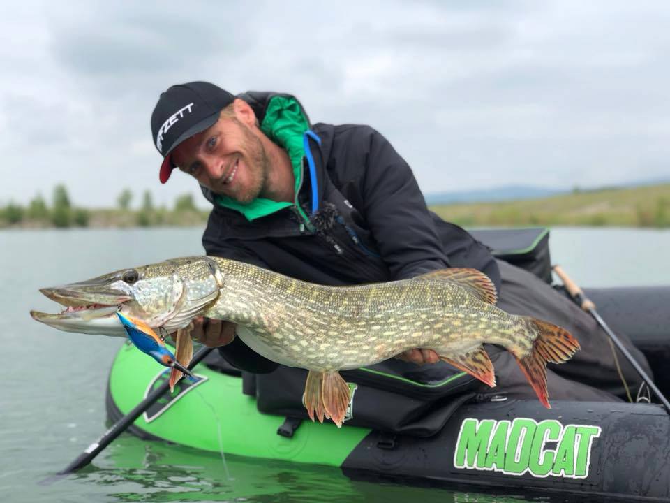 Jakub Vágner met een snoek op de Eisvogel