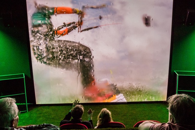 Een spannende scene uit Aquavista waar je wordt meegenomen door een kite surfer. 