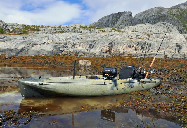 Vijf Hobie Outback kajaks trotseren de Noorse zee met hier een Camo editie welke qua kleur perfect in zijn omgeving past.