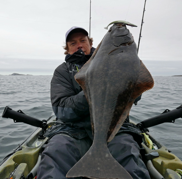 Heilbot vanuit de kayak, werpend gevangen met een Sandy Andy.