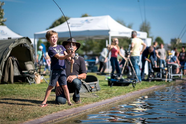 Uiteraard kun je zelf vissen aan de karperrijke plas