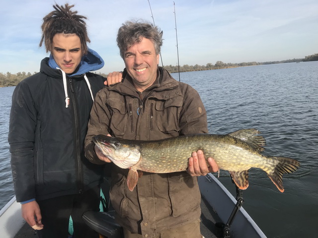 Vader en zoon in de boot: altijd erg leuk om te doen!