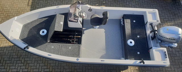 Orka Blackfish 560 met het nieuwe design hengelbak.