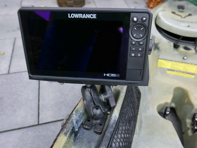 Lowrance HDS 9 Live geïnstalleerd op een Hobie Outback kayak.