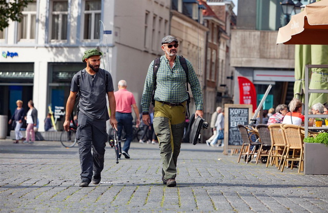 Mehmet en Marco lopen door Den Bosch