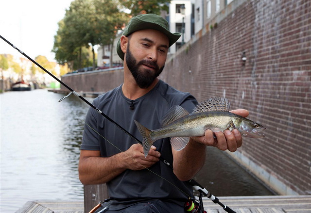 Mehmet met een kleine snoekbaars