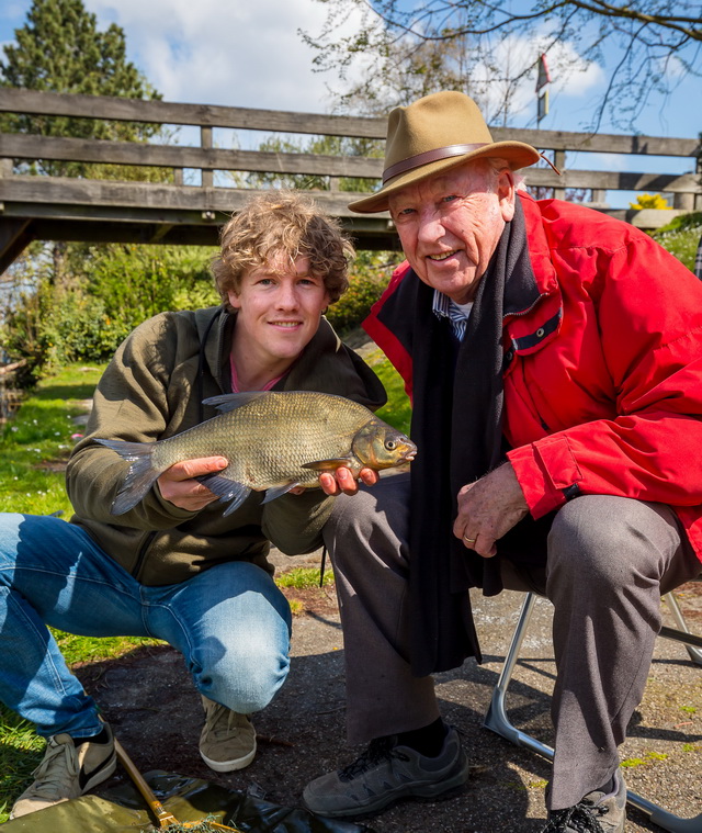 Daniel Weijers gaat-vissen met zijn opa