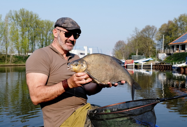 Marco Kraal met een knots van een Brasem