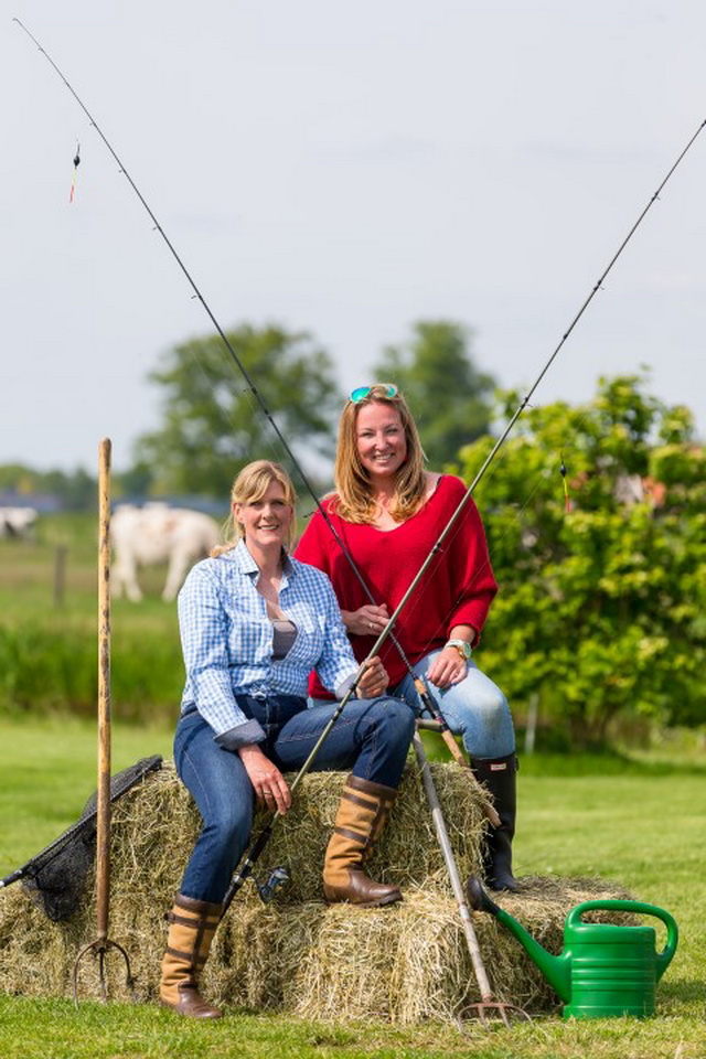 Paula (l) en Nathalie poserend voorafgaand aan aflevering één