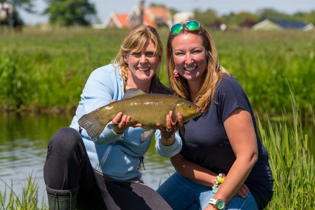 Paula (l) en Nathalie poseren met een fraaie zeelt