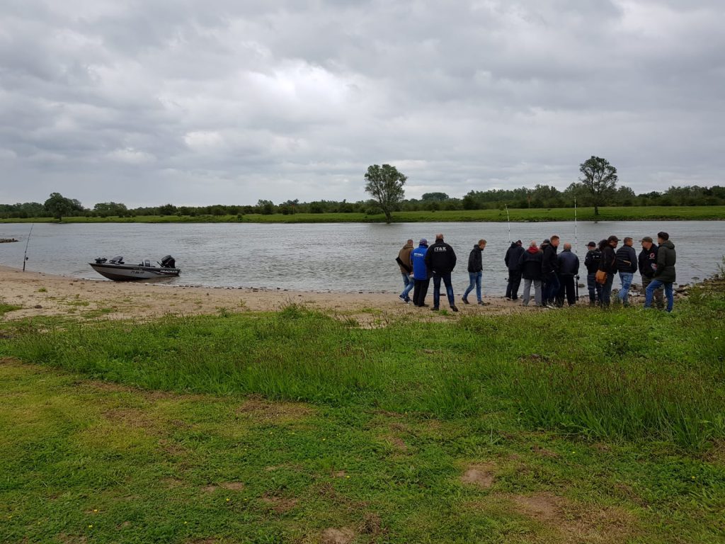 Afspannen met boeien, demoboot en spinnen op meerval