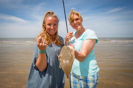 Zon, zee en strandvissen in slotaflevering De Visvrouwen