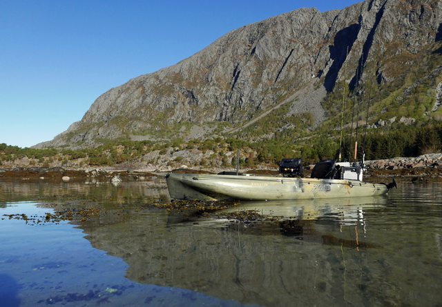 Op vele plekken rondom het eiland Vega kun je vrij gemakkelijk te water met de Hobie Outback kayaks.