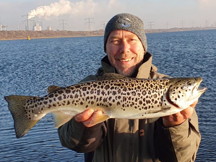 volgorde zijde Eigendom Dennis Horvath forel vissen met de spinhengel. - Roofvisweb.NL