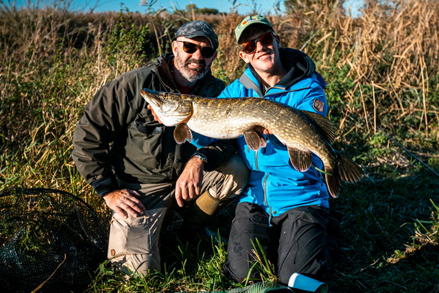 Daniel en Marco-met een mooie snoek uit het Peizerdiep