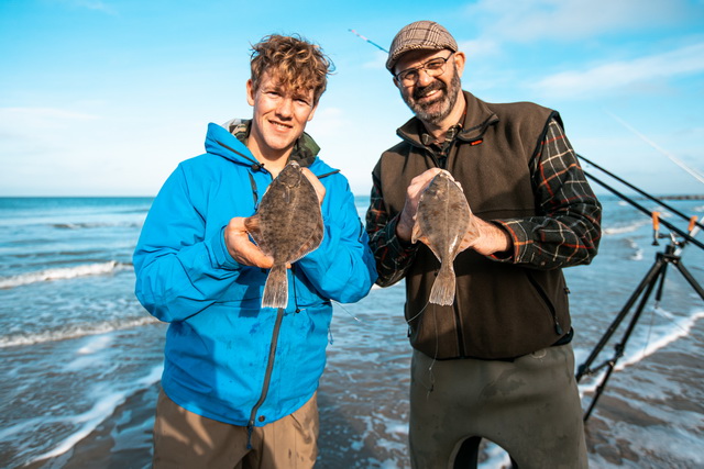 Daniel en Marco weten de platvis beiden te vinden.