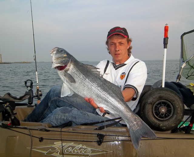 Dé reden van het vissen vanuit een kayak is het daar kunnen vissen waar je vanaf de kant niet meer bij kunt.