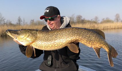 Roofvisseizoen afsluiten met dikke metersnoeken in de boot!